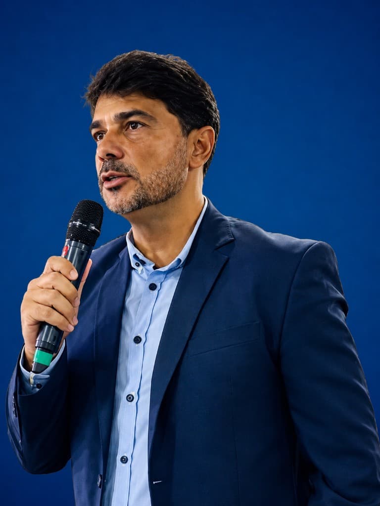 Especialista em blazer azul falando ao microfone