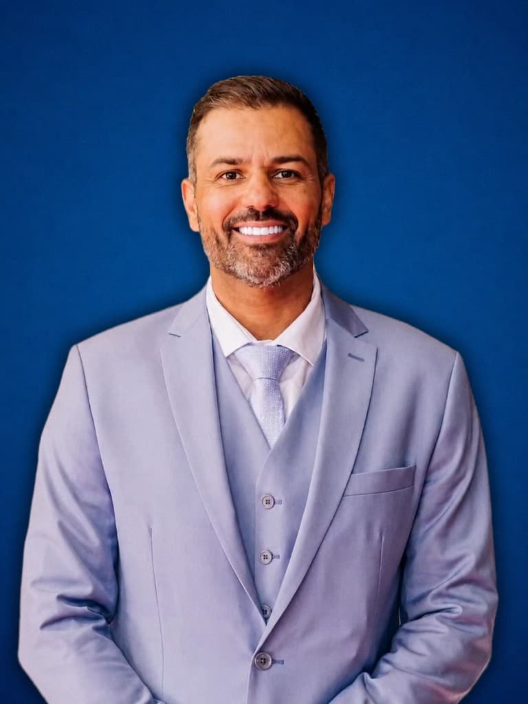 Palestrante em terno claro sorrindo