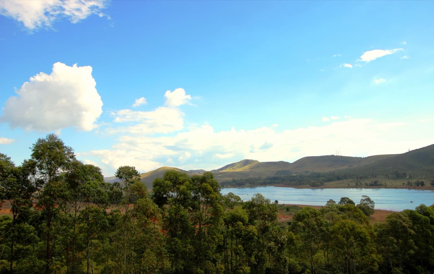 Lagoa dos Ingleses cercada por montanhas em Nova Lima